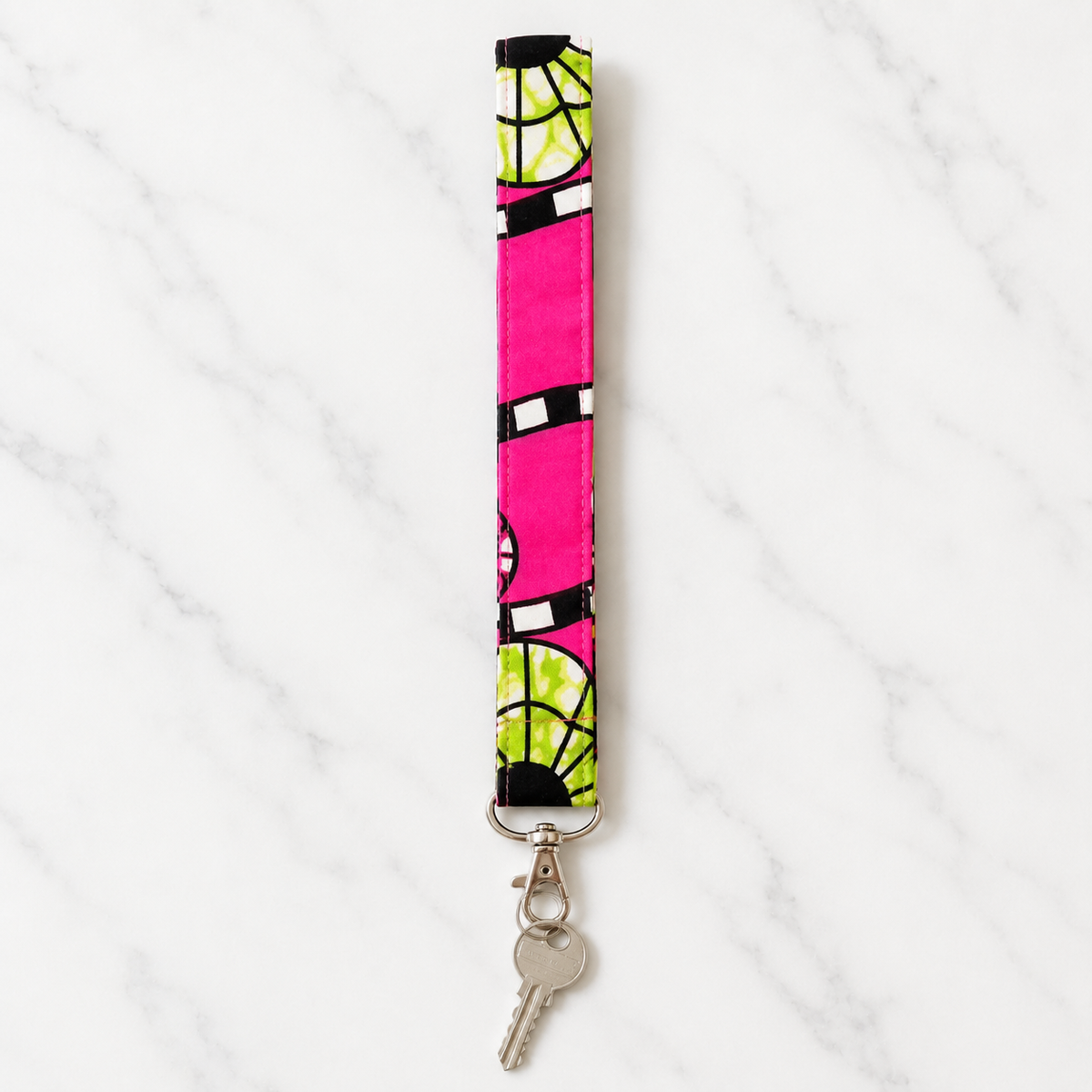 Dragonne porte-clés wax rose fuchsia sur fond marbré