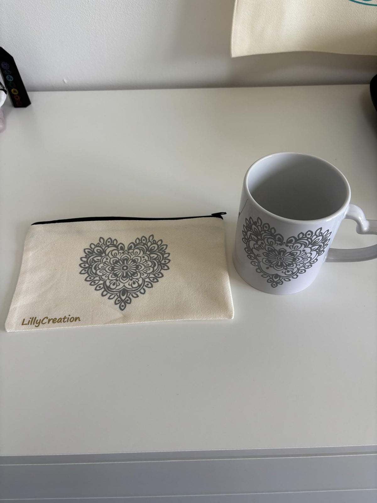 Tasse posée sur la pochette assortie motif mandala