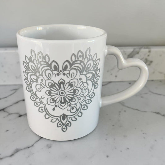 Tasse céramique anse cœur motif mandala argenté