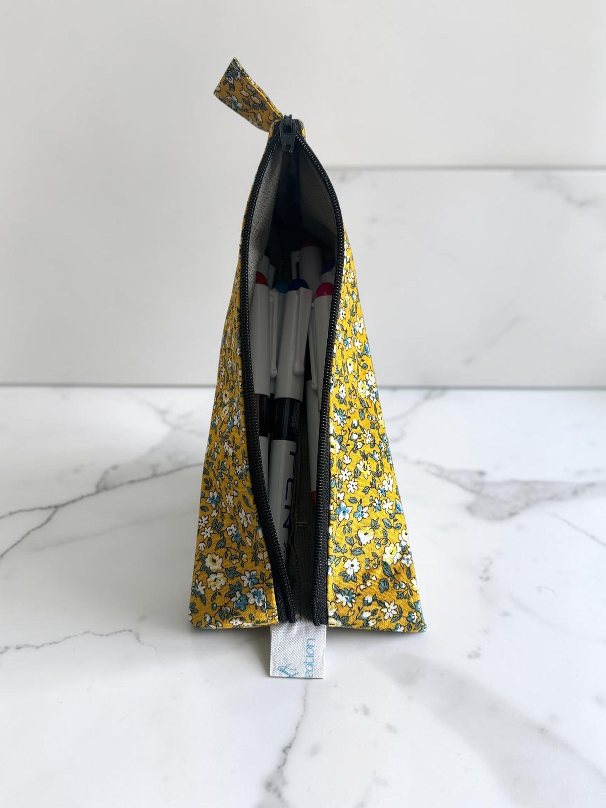 Trousse Berlingot Tissu Fleuri Fait Main | Pochette Triangle Zéro Déchet | Trousse Maquillage Coton | Cadeau Femme Personnalisable