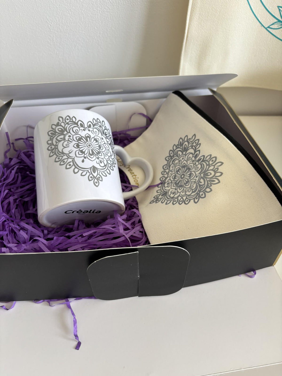 Coffret cadeau emballé calage kraft prêt à offrir