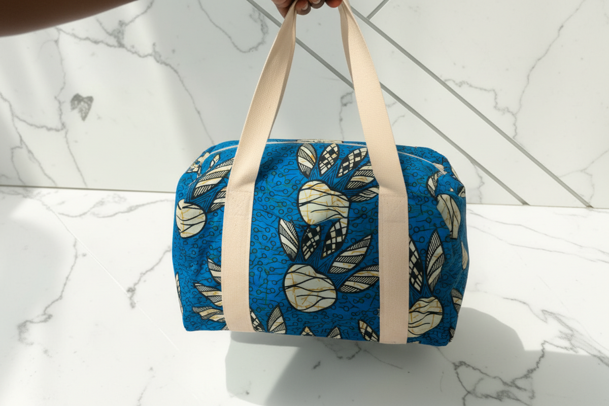 Sac de voyage en wax bleu avec bandoulière et deux poches, cousu main LillyCreation